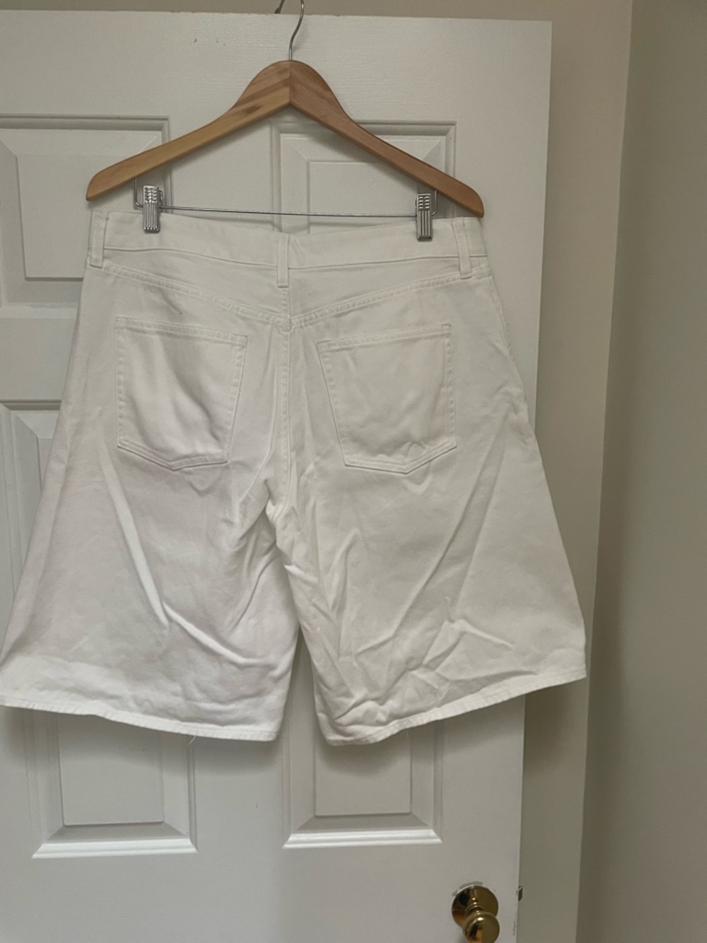 H&M White Knee-Length Bermuda Shorts with Clean Cut - Picture 4 of 5